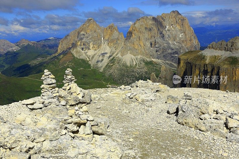 Inukshuk, Sassolungo aerial全景，SAS Pordoi, Dolomites, Italian Tirol alps